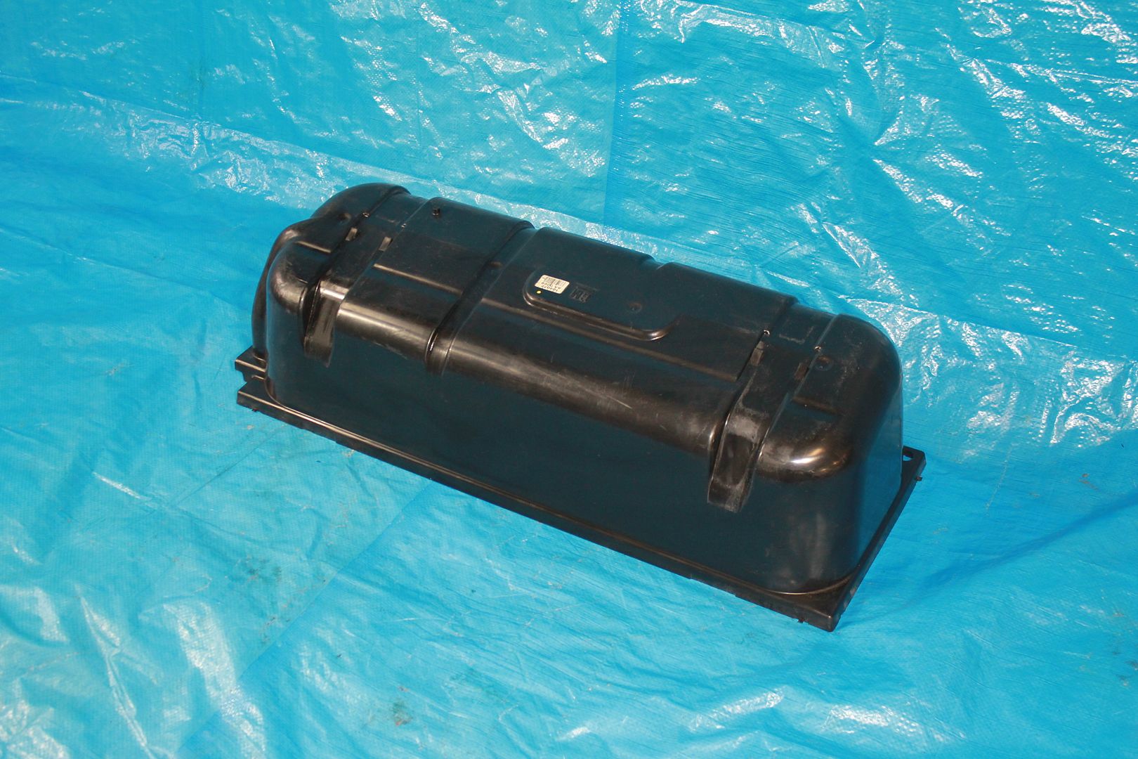 0406 PONTIAC GTO GAS TANK FUEL CELL PLASTIC SHELL TRAY TOP COVER LID